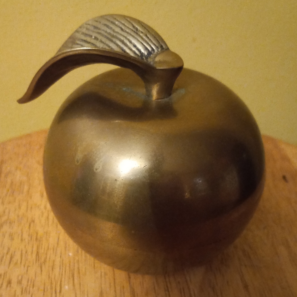 ANTIQUE LARGE SOLID BRASS APPLE PAPERWEIGHT ENGRAVED 1988
